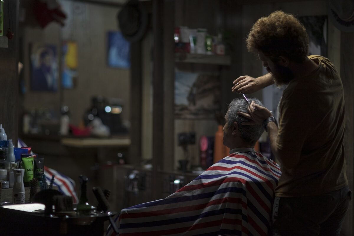 Taglio capelli a Camponogara - foto di un parrucchiere che taglia i capelli ad un cliente