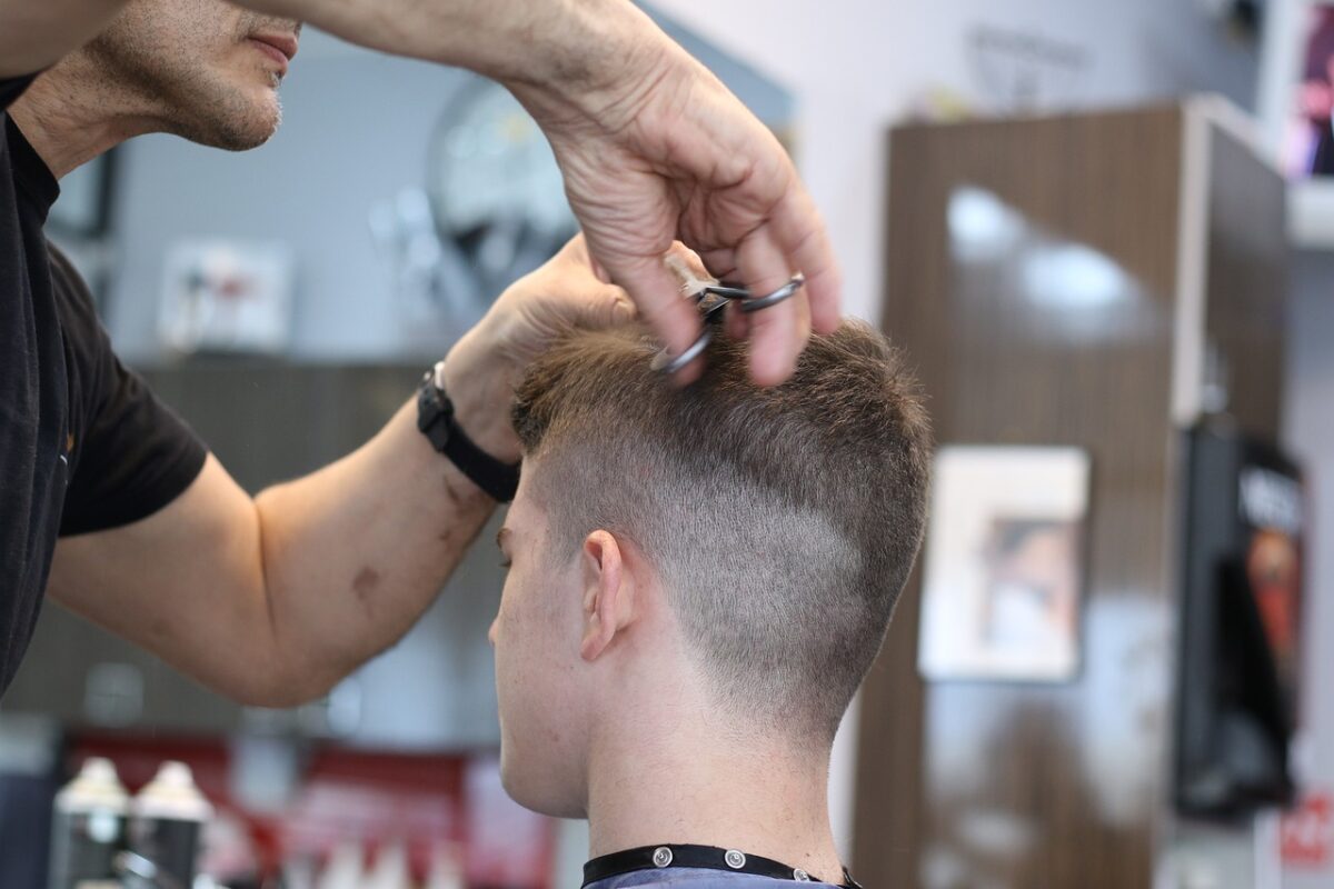 Taglio Capelli Bambino a Camponogara - foto di un parrucchiere che taglia i capelli ad un bambino